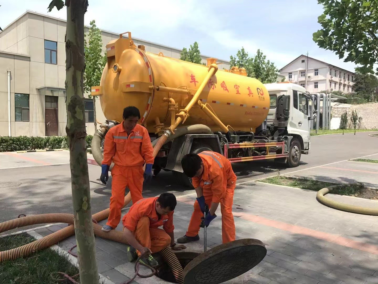 天门管道疏通车停在窨井附近