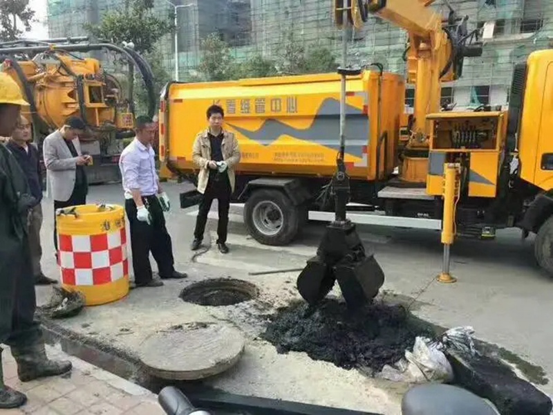 天门街道：网格员化身“清道夫”，为民解忧疏通“堵心”化粪池