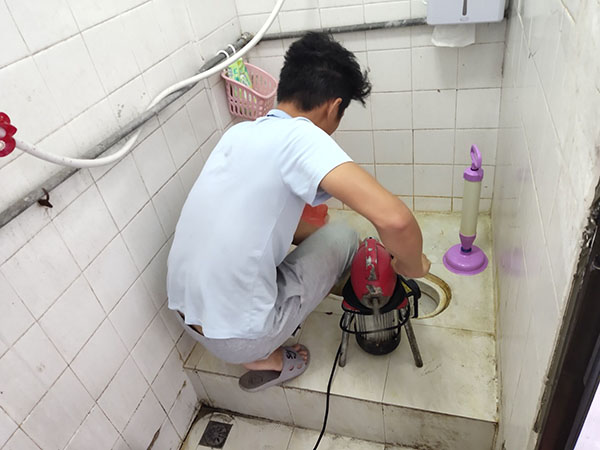 天门肥皂掉到马桶里把马桶堵住了怎么办？马桶堵住了怎么办