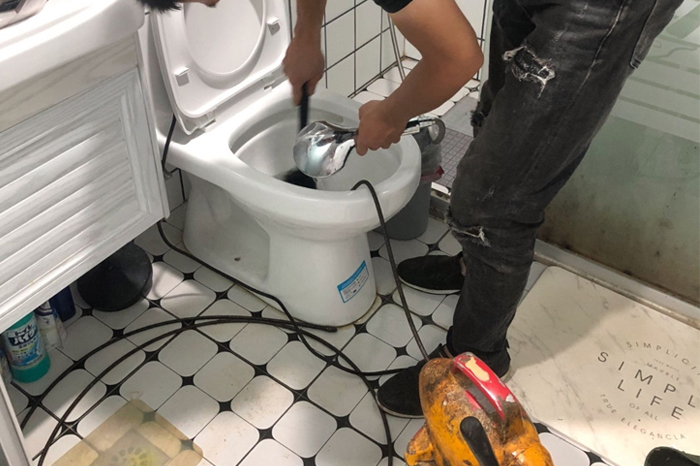 天门马桶堵塞自己疏通还是找师傅?专业上门服务让你省时更省心